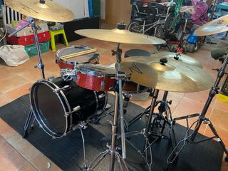 Batería acústica compacta.