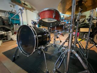 Batería acústica compacta.