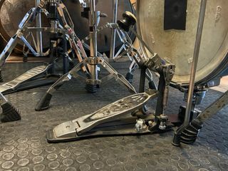 Batería acústica compacta.