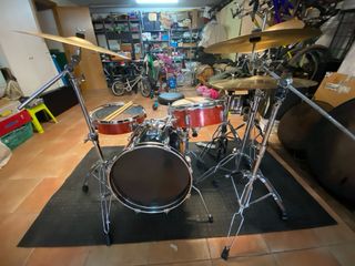 Batería acústica compacta.