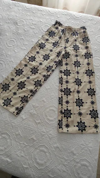 Pantalón estampado floral beige