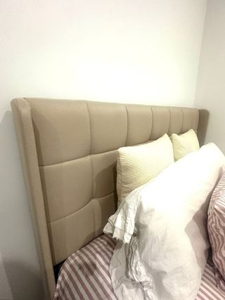 Cama con cabecero tapizado y colchón