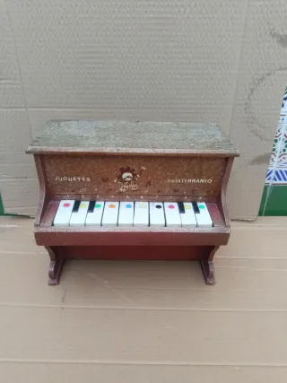 Piano Juguete Antiguo Mediterráneo