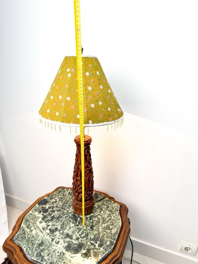 Lámpara de mesa tallada madera Indonesia diosa