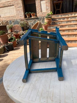 Silla antigua azul de madera