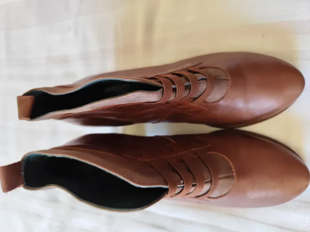 Botín de piel marrón