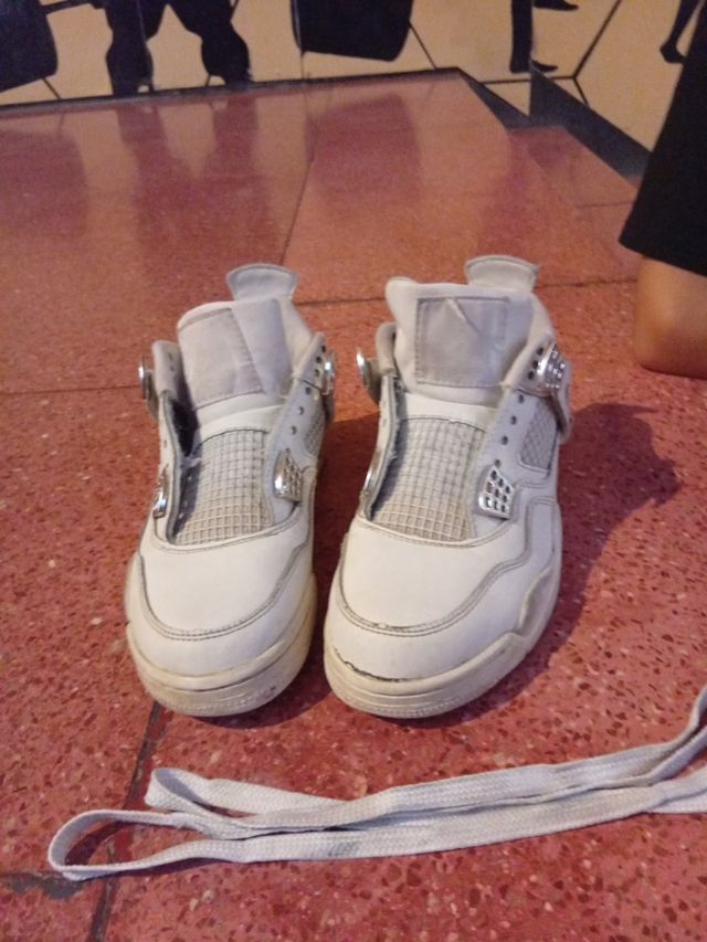 Jordan 4 Gris y Blanco