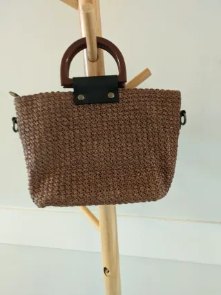 Bolso de rafia marrón con asas de madera
