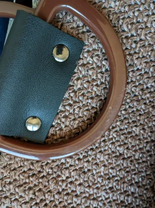 Bolso de rafia marrón con asas de madera