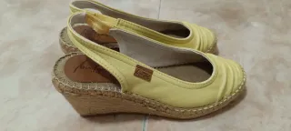 Zapatos amarillos cuña