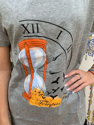Camiseta gris con estampado de reloj de arena