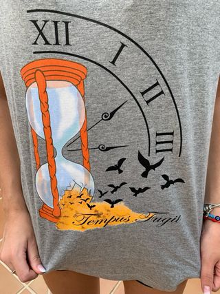 Camiseta gris con estampado de reloj de arena