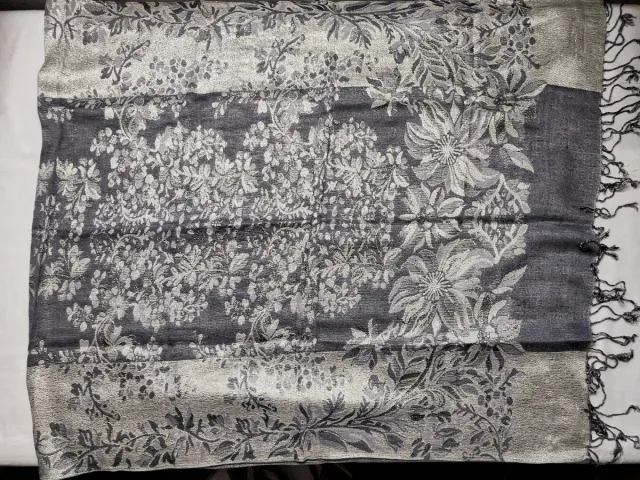 Sciarpa/scialle grande grigio e argento