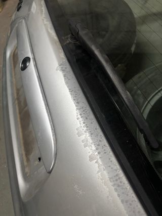 Portón Citroën Saxo Gris con Alerón Pequeño