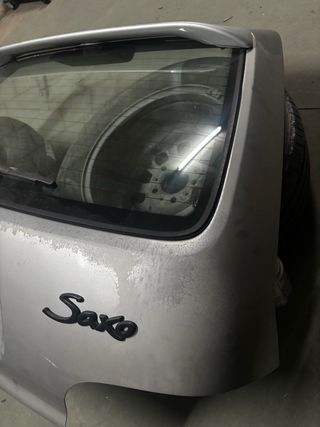 Portón Citroën Saxo Gris con Alerón Pequeño