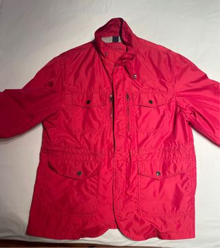 Cazadora de lluvia roja