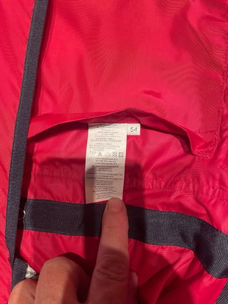 Cazadora de lluvia roja