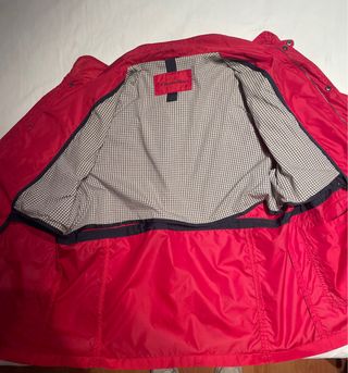 Cazadora de lluvia roja