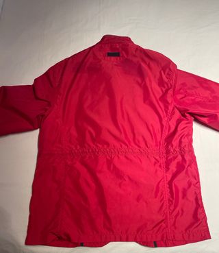 Cazadora de lluvia roja