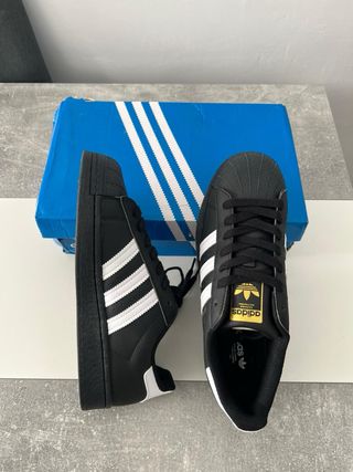 Zapatillas negras y blancas