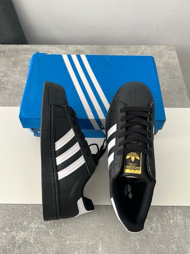 Zapatillas negras y blancas