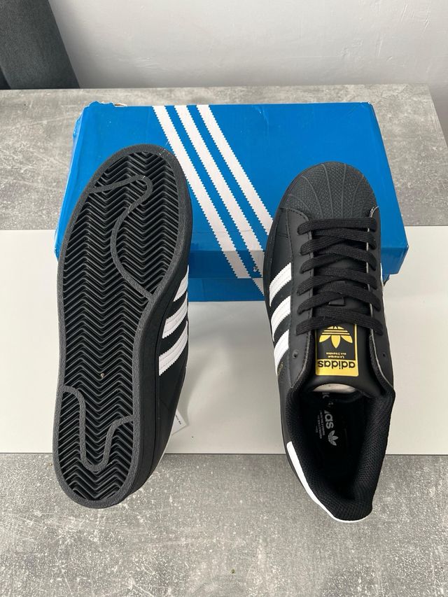 Zapatillas negras y blancas