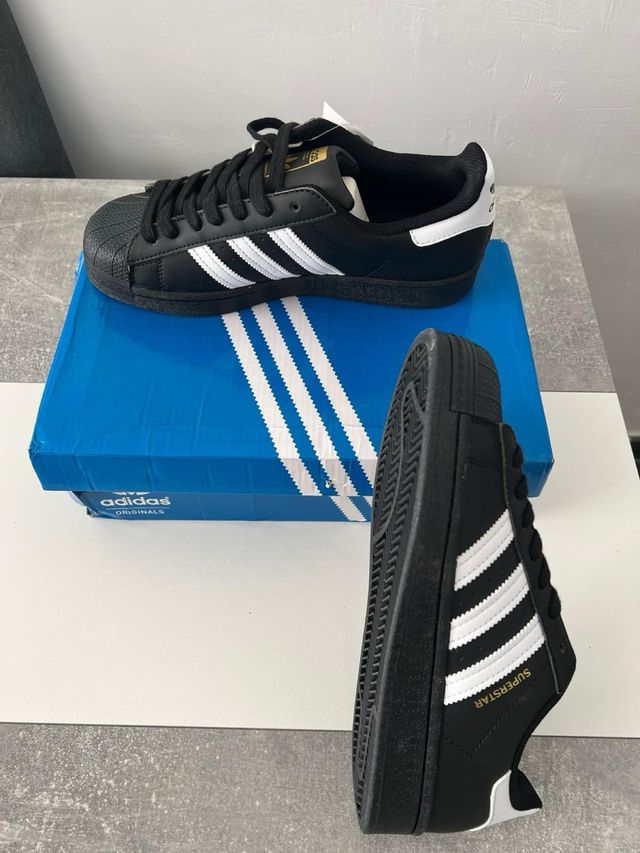 Zapatillas negras y blancas