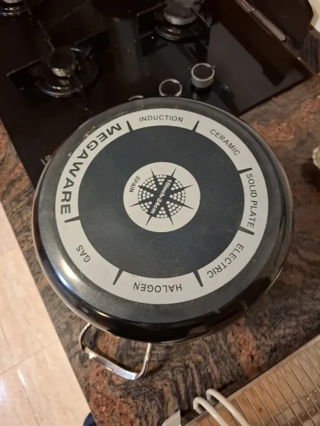 Olla grande de metal sin tapa