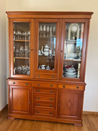 Vitrina de madera de cerezo y cristal