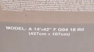 Piscina con escalera y depuradora de pompones