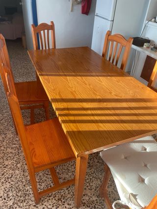 Mesa de comedor con 6 sillas de madera