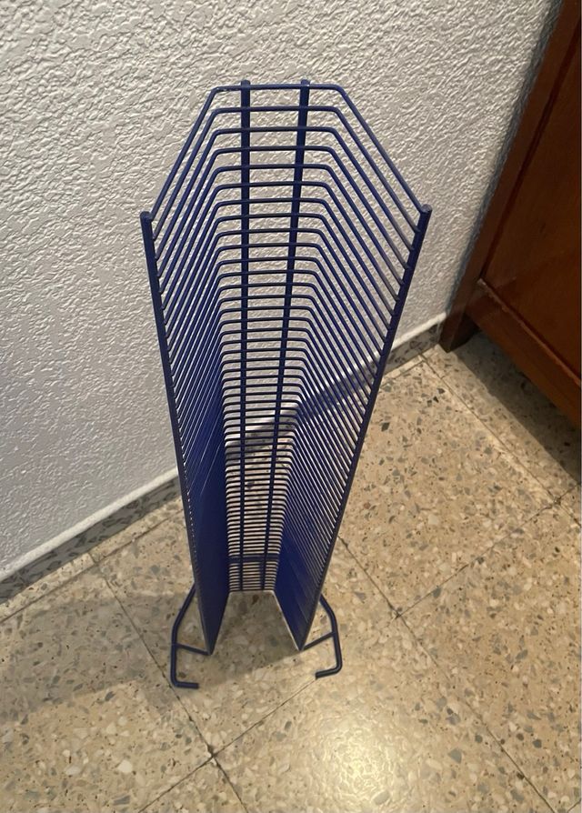 Torre metálica para CDs/DVDs