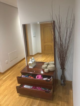Mueble de entrada y espejo de madera.