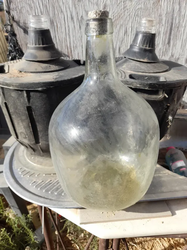 Le bottiglie di vetro per la decorazione non vengono spedite