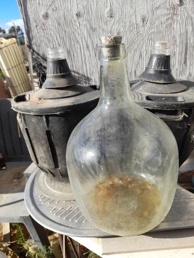 Le bottiglie di vetro per la decorazione non vengono spedite