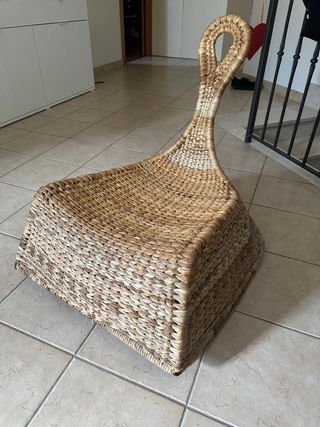 Sedia in vimini con pouf e cuscino