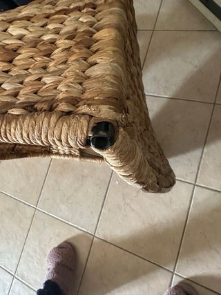 Sedia in vimini con pouf e cuscino