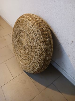Sedia in vimini con pouf e cuscino