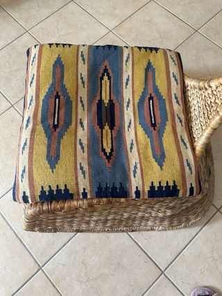 Sedia in vimini con pouf e cuscino