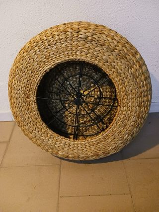 Sedia in vimini con pouf e cuscino