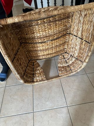 Sedia in vimini con pouf e cuscino