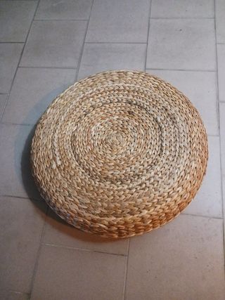 Sedia in vimini con pouf e cuscino