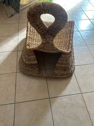 Sedia in vimini con pouf e cuscino