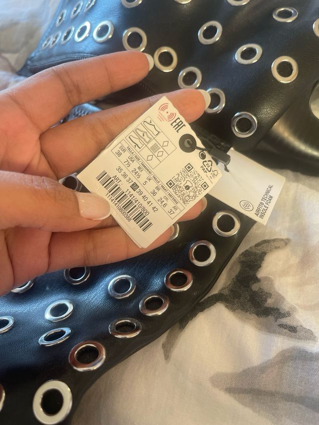 Botines negros con tachuelas plateadas