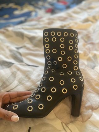 Botines negros con tachuelas plateadas