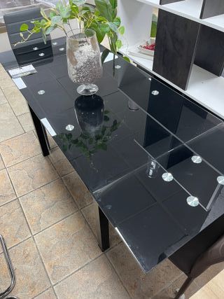 Mesa de cristal extensible negra con 6 sillas