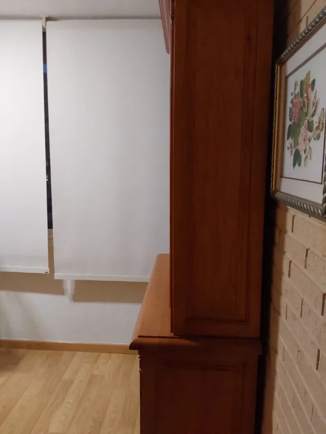 Vitrina de madera maciza de pino