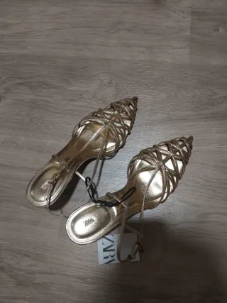 Tacones dorados Zara