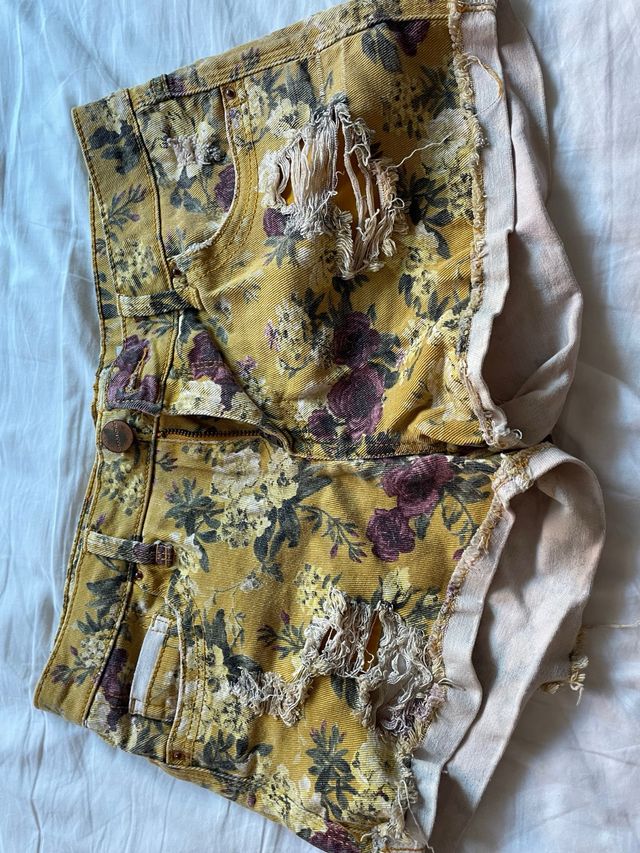 Shorts Stradivarius florales rotos