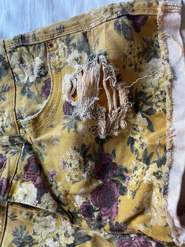 Shorts Stradivarius florales rotos